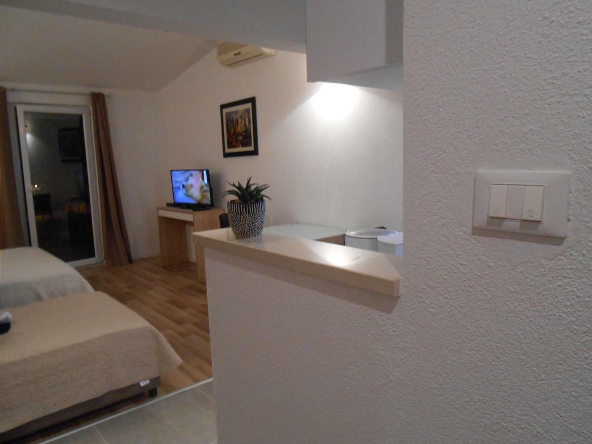 Apartments Nina M Baška Voda Esterno foto