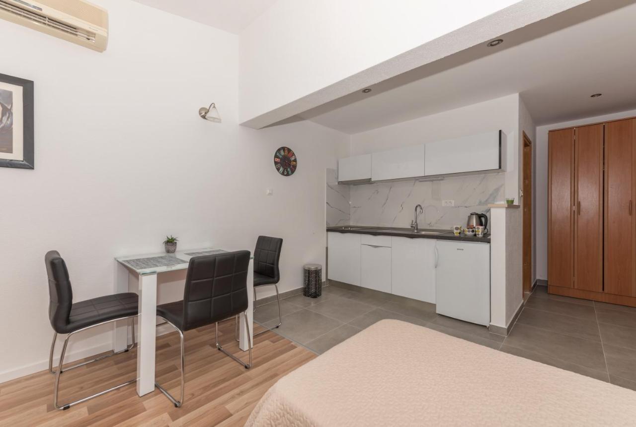 Apartments Nina M Baška Voda Esterno foto