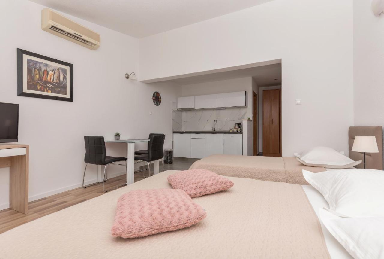 Apartments Nina M Baška Voda Esterno foto