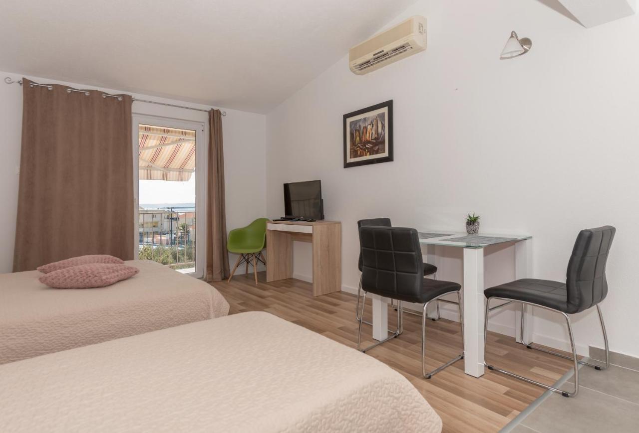 Apartments Nina M Baška Voda Esterno foto
